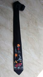 Kravata polyester černá s motivem bicí soupravy a hardware, úzká
