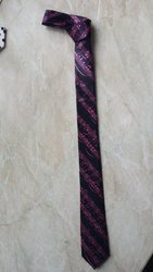 Kravata úzká polyester černá s motivem růžové notové osnovy