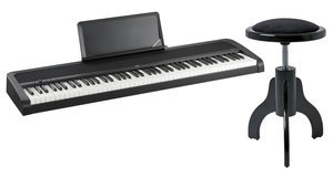 Piano Korg B1 in Aktion gesetzt mit einem runden Hocker Gewa 900550